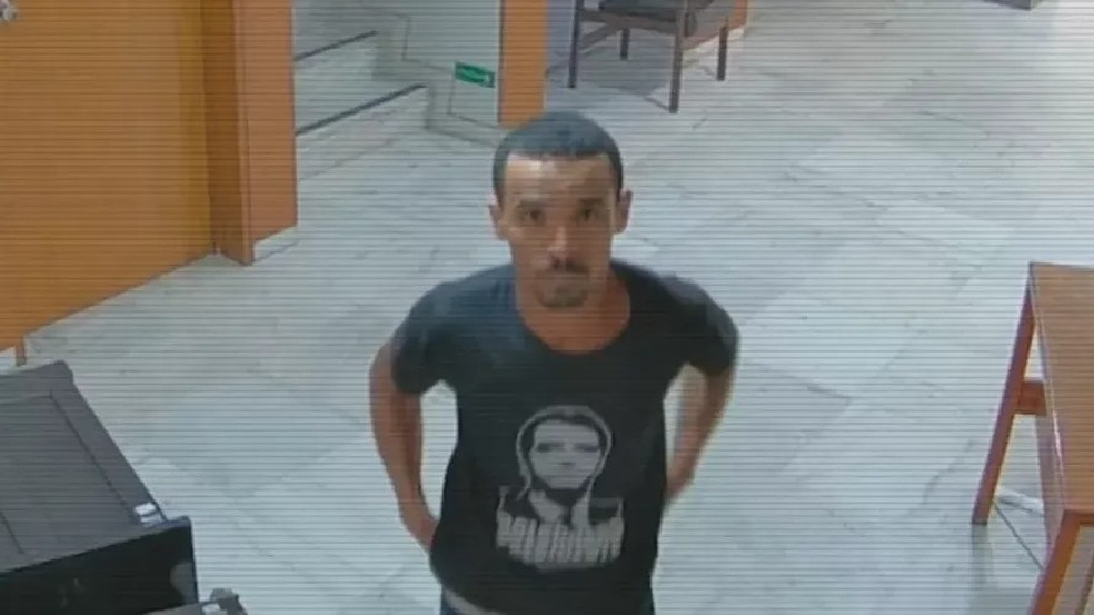 Antônio Cláudio Alves Ferreira quebrou o relógio trazido por Dom João VI durante os atos golpistas de 8 de janeiro de 2023 — Foto: Reprodução