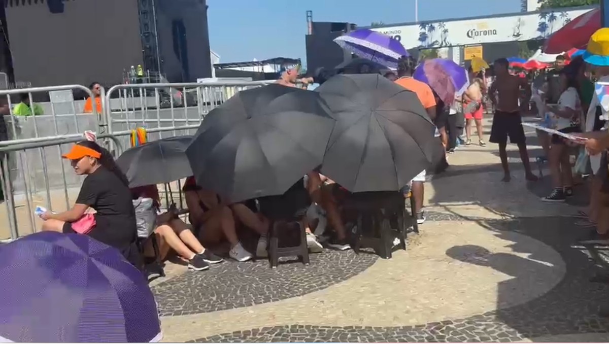 VÍDEO: horas antes do show, fãs de Shakira se aglomeram perto do palco em Copabana 