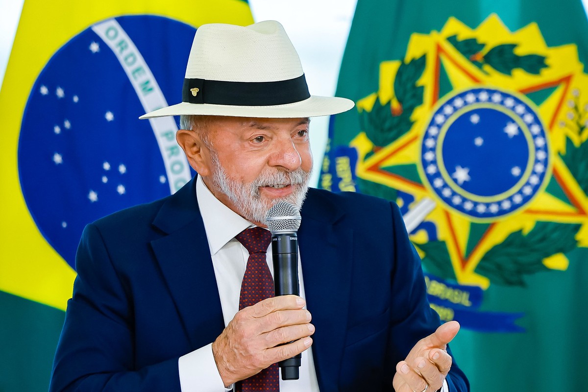 Lula começa semana pressionado a buscar saídas para crise política e deve se reunir com ministros 