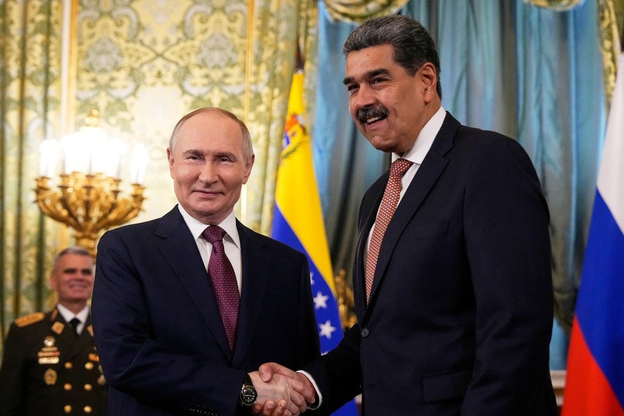 Vladimir Putin e Nicolás Maduro em reunião na Rússia em maio de 2025.
