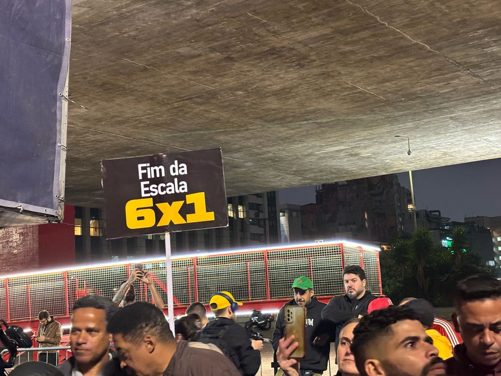 Avenida Paulista tem bloqueio com manifestação contra jornada 6x1 e taxa de Trump nesta quinta (10). — Foto: Klauson Dutra/CBN
