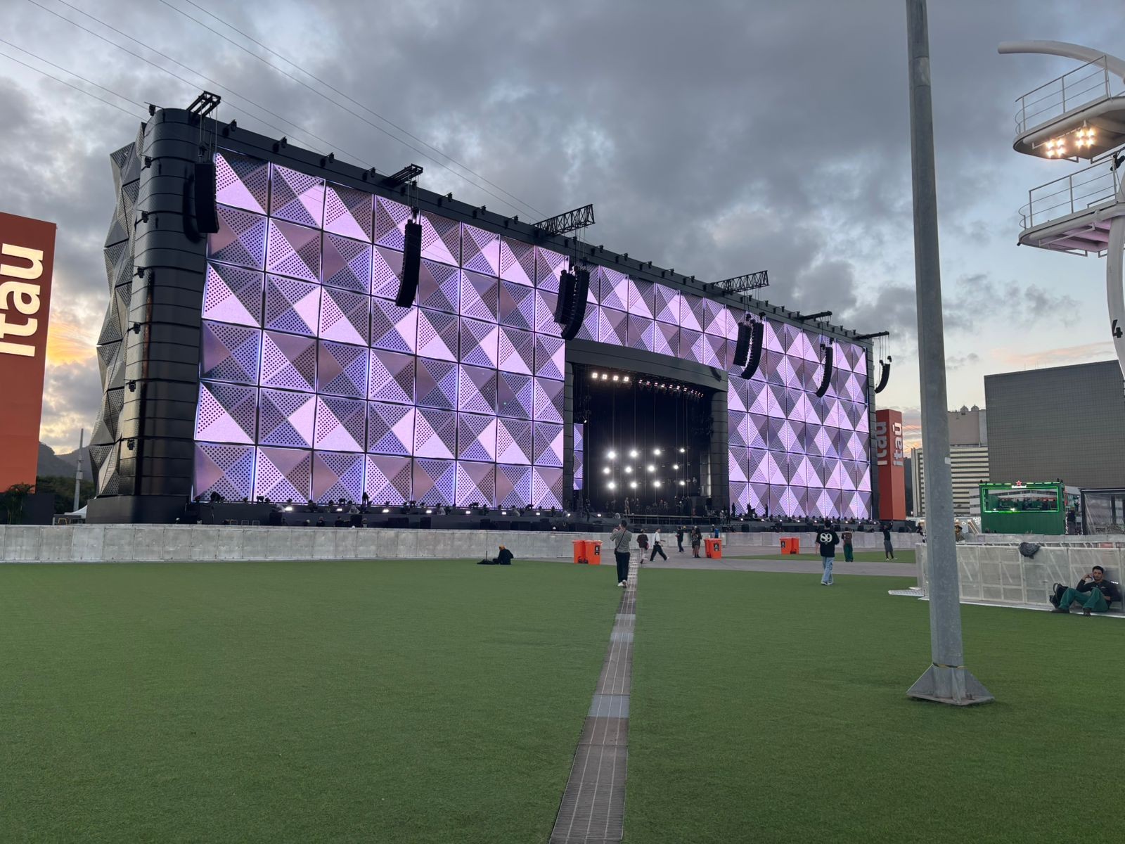 Novo palco mundo em led do Rock in Rio será montado por artistas e bandas - QTU Questões do Universo