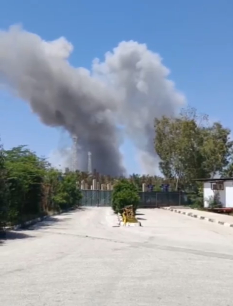 Fumaça vista na Ilha de Kharg, no Irã. — Foto: Reprodução