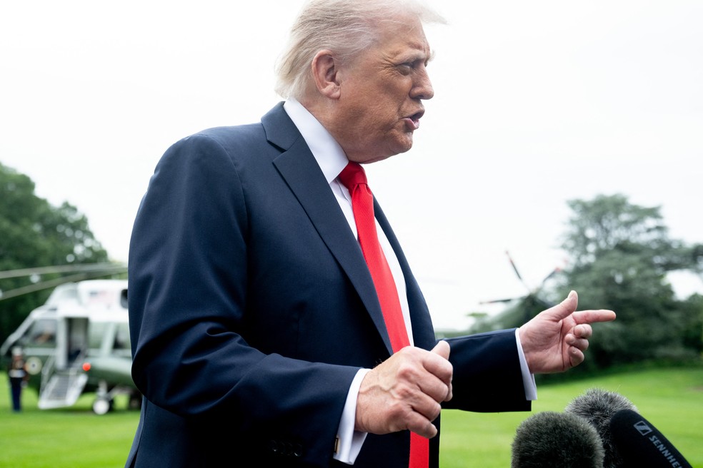 Presidente dos Estados Unidos, Donald Trump, em fala com jornalistas. — Foto: SAUL LOEB / AFP