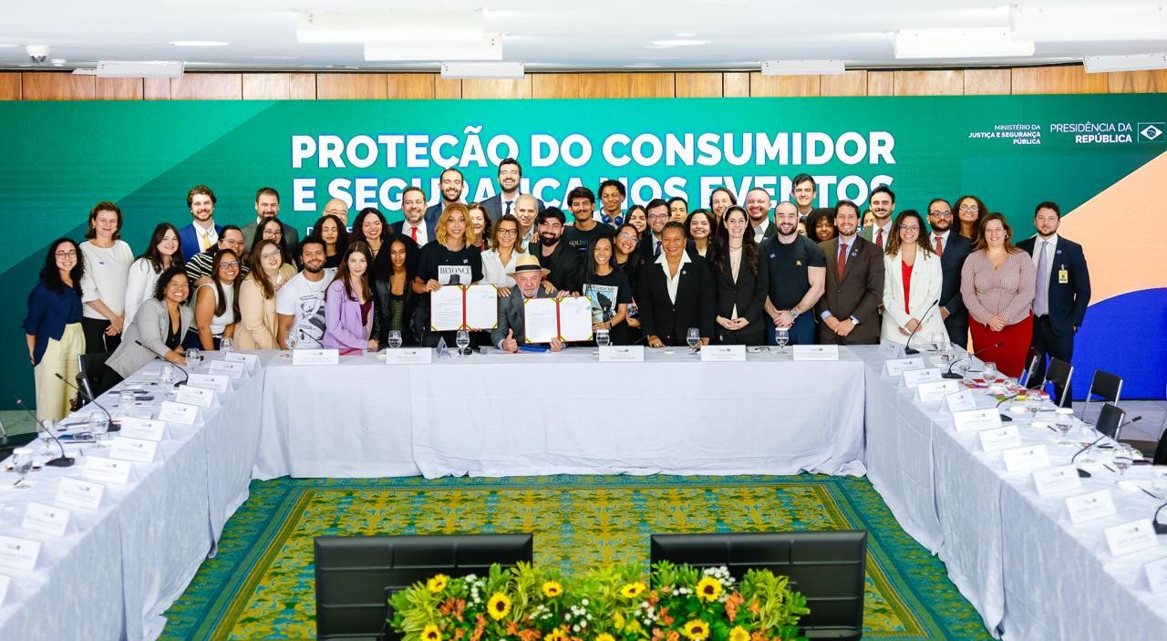 Em assinatura de decreto sobre shows, Lula recebe no Planalto fãs de BTS, Taylor Swift, Harry Styles e mais - QTU Questões do Universo