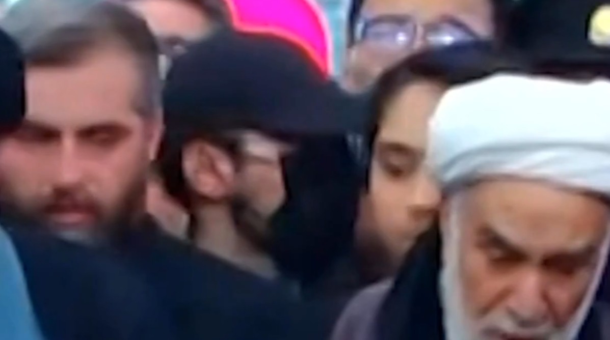 Homem com rosto coberto chama atenção em funeral de Ali Khamenei; especulação é que possa ser novo líder supremo do Irã