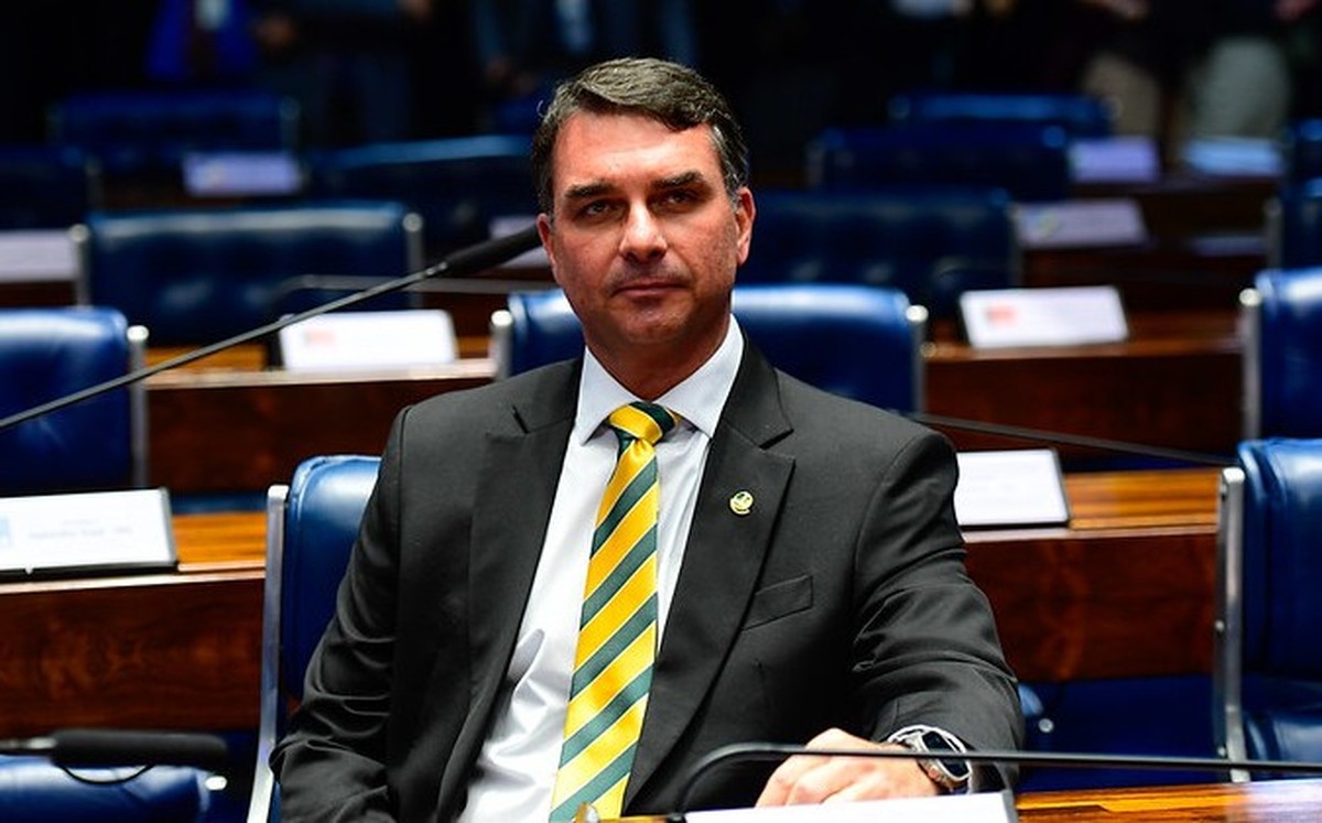 Flávio Bolsonaro diz que julgamento do pai é 'carta marcada' e articula projeto de anistia