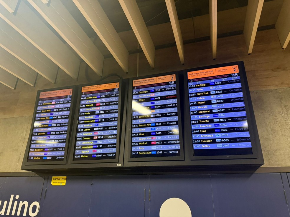 Quadro de voos do Aeroporto de Guarulhos — Foto: Nadedja Calado/CBN