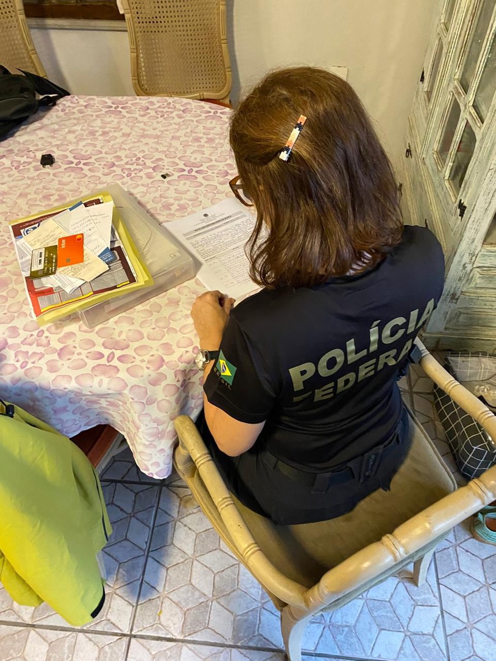 PF cumpre mandado de busca e apreens&atilde;o, na Urca. &mdash; Foto: Divulga&ccedil;&atilde;o/ Pol&iacute;cia Federal