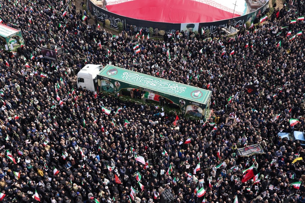 Multidão se reúne para funerais de comandantes da Guarda Revolucionária do Irã. — Foto: ATTA KENARE / AFP
