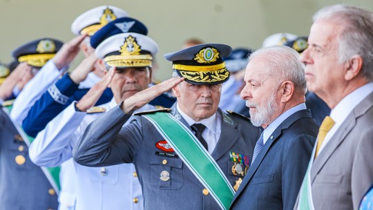 Lula é vaiado e aplaudido em cerimônia do Dia do Exército no QG em Brasília