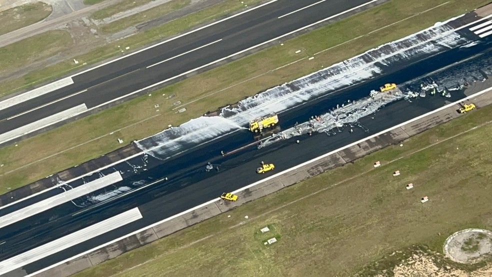 Limpeza na pista do aeroporto Santos Dumont após vazamento de óleo — Foto: Léo Vieira / CBN