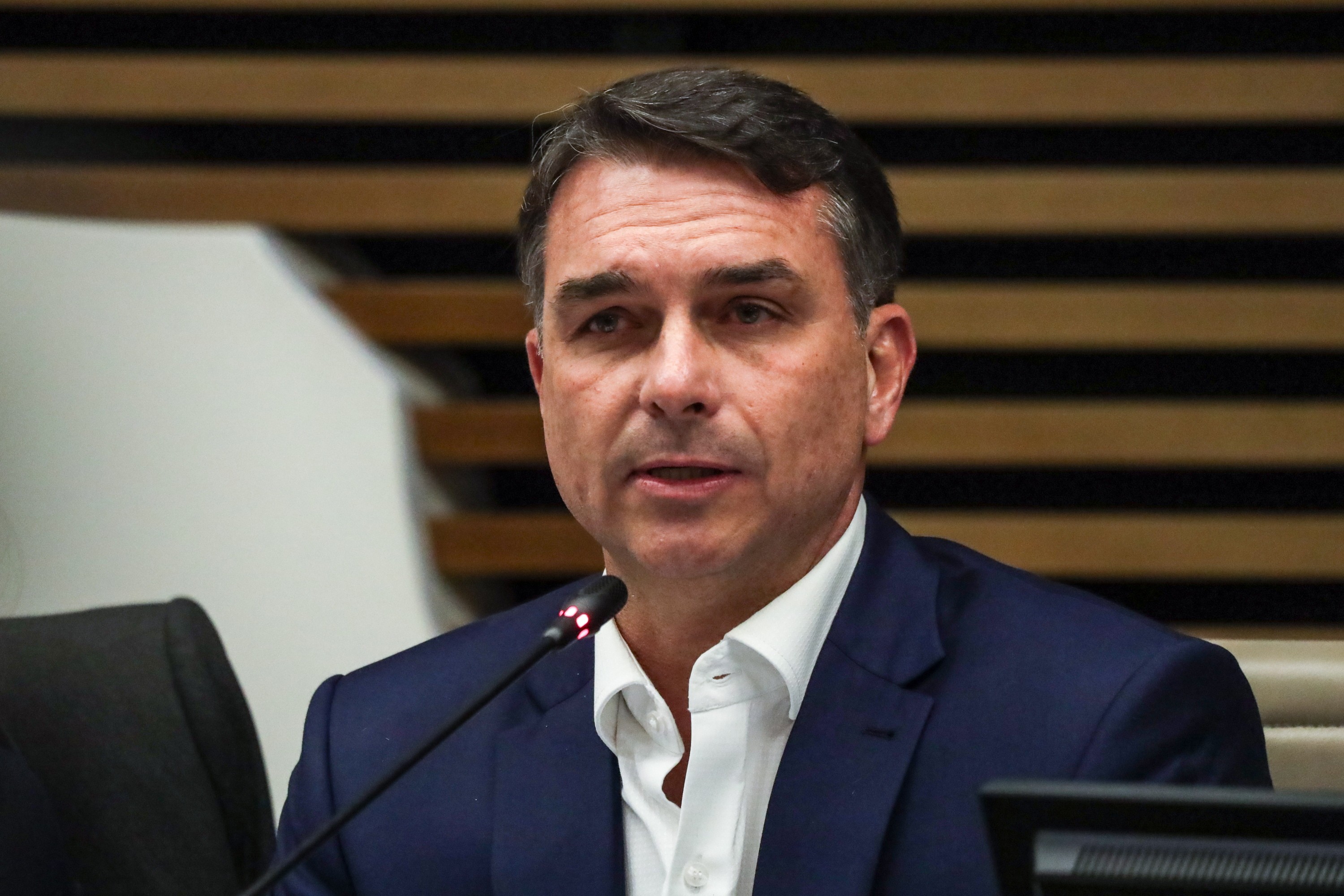 Nunes Marques nega pedido para retirar do ar propaganda que associa Flávio Bolsonaro ao caso Master - QTU Questões do Universo