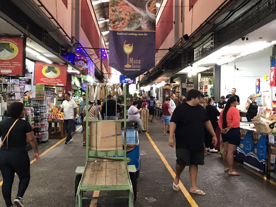 Cadeg tem movimentação grande na véspera do feriado da Semana Santa