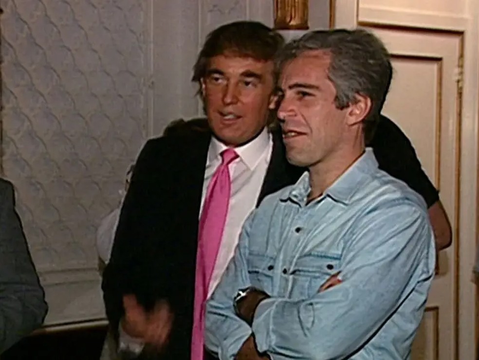 Donald Trump com Jeffrey Epstein. — Foto: Reprodução