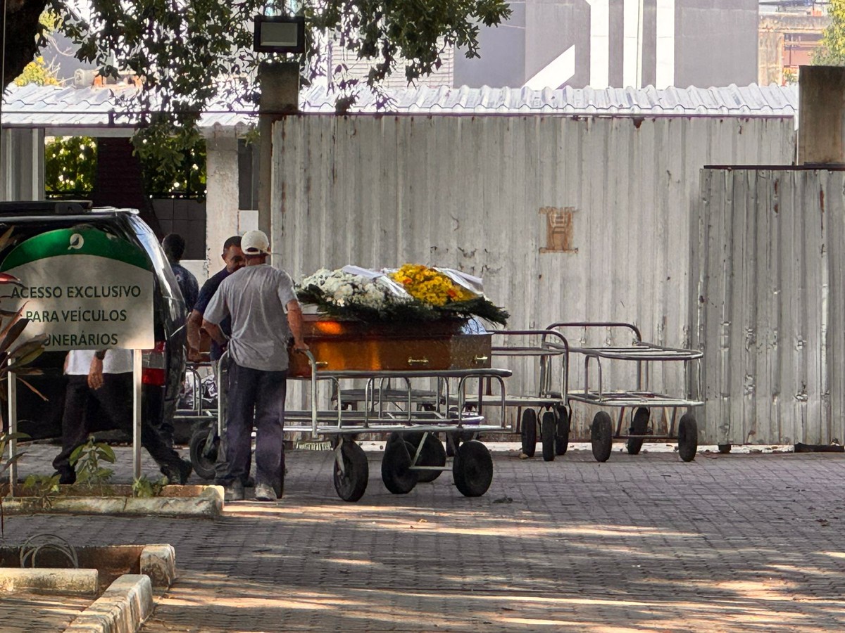 Mãe e filho que morreram atropelados andando de bicicleta elétrica na Tijuca são velados