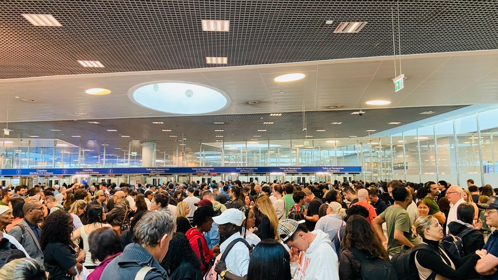 Fila da imigração em Portugal — Foto: Luiz Kuratomi/Arquivo Pessoal