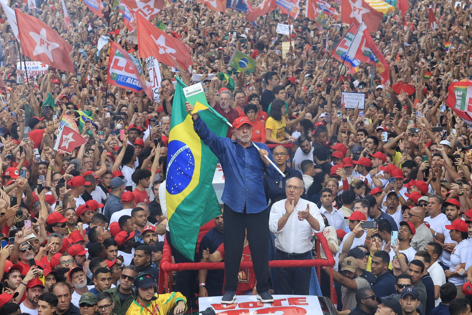 Em ato na Paulista, Lula compara campanha deste ano à eleição de 1989 - Foto
