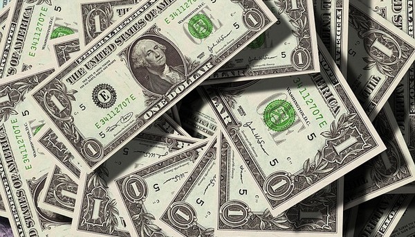 Dólar cai, mas brasileiros ainda não sentem redução 