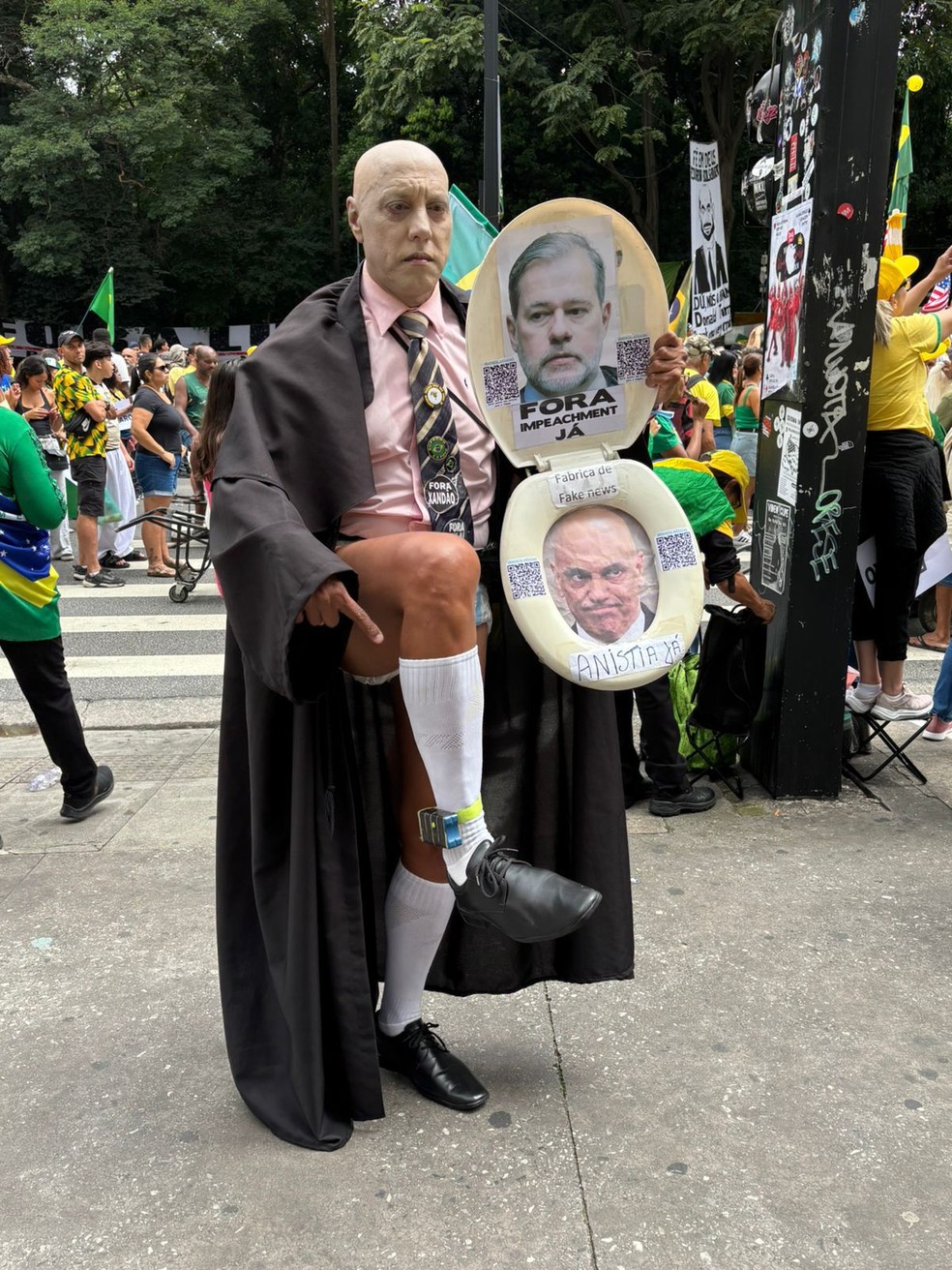 Manifestantes criticam ministros do STF na avenida Paulista — Foto: Klauson Dutra/CBN