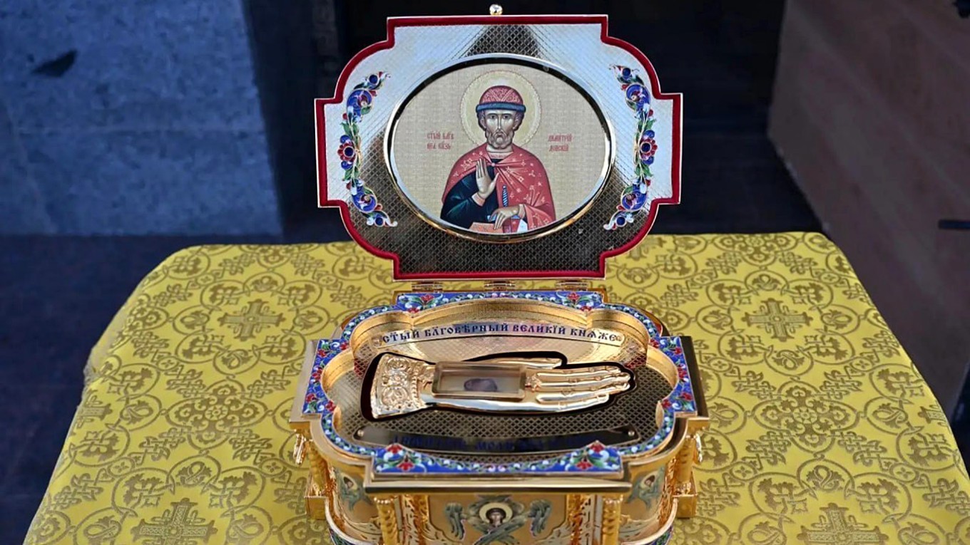 Igreja Ortodoxa da Rússia envia restos mortais de príncipe medieval para tropas do país em guerra - Foto