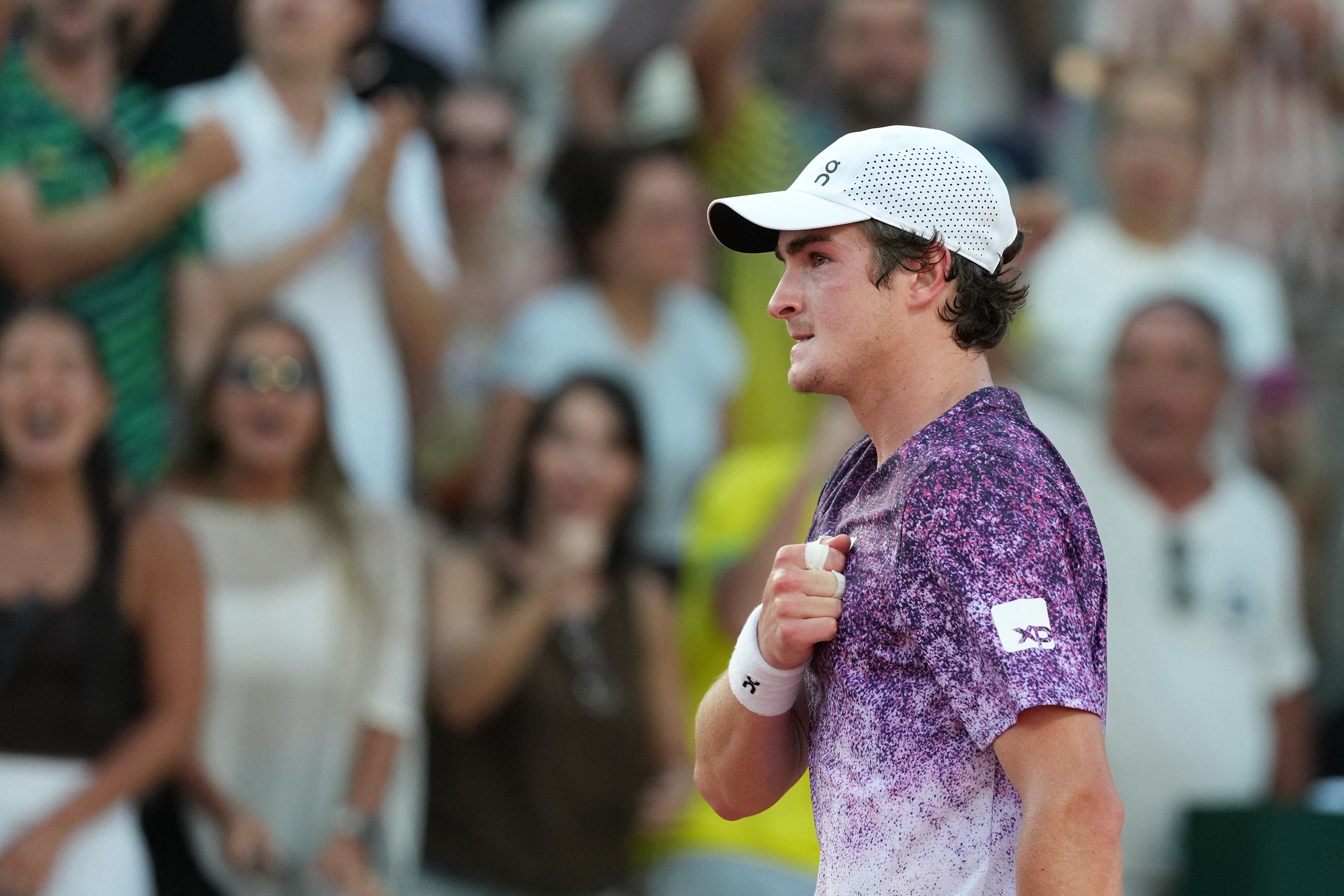 João Fonseca comemora vitória épica e fala sobre enfrentar Djokovic: 