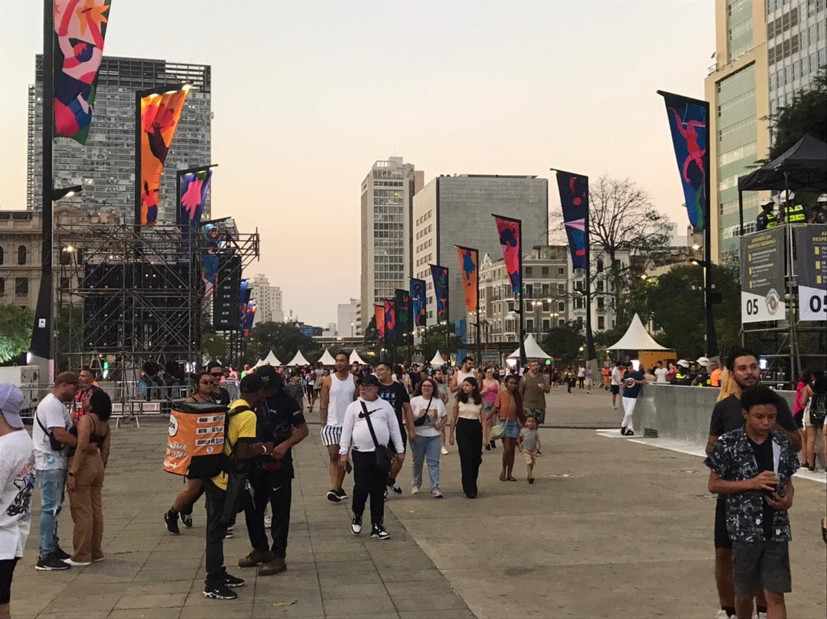 Multidão ocupando as ruas de São Paulo durante a Virada Cultural