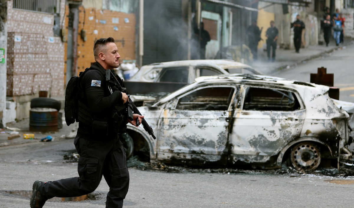 Quaest: 64% dos moradores do RJ aprovam megaoperação nos complexos da Penha  e do Alemão