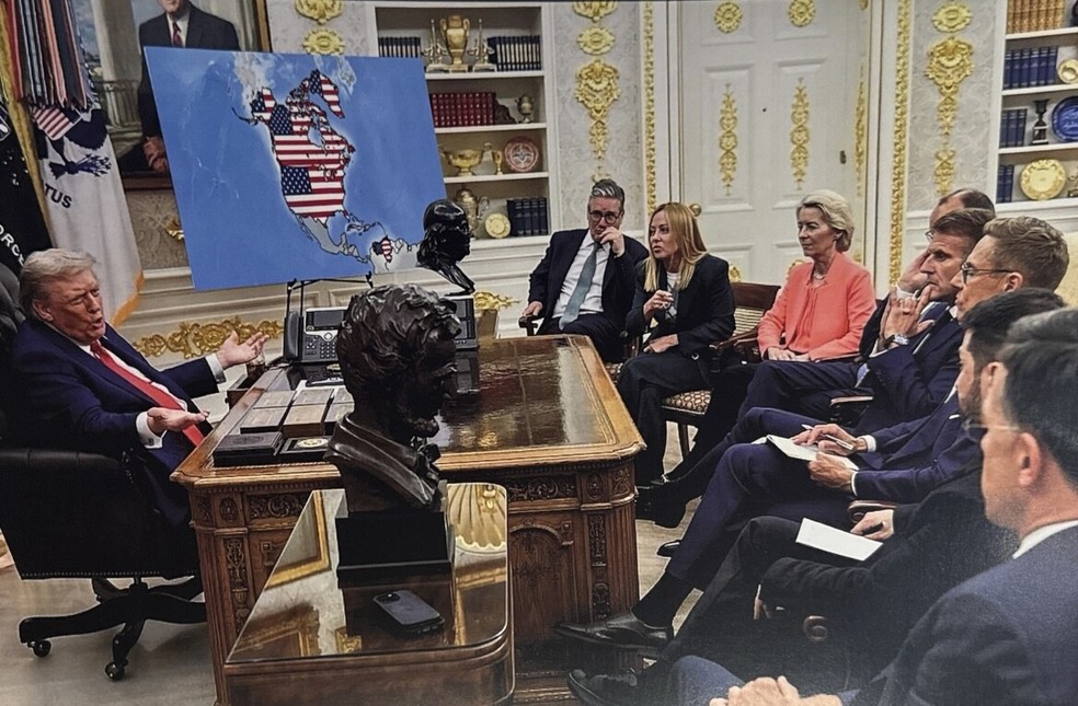 Montagem mostra o presidente cercado por l&iacute;deres europeus no Sal&atilde;o Oval, com um mapa gerado por IA no qual aparecem Canad&aacute;, Groenl&acirc;ndia e Venezuela incorporados aos Estados Unidos &mdash; Foto: Reprodu&ccedil;&atilde;o