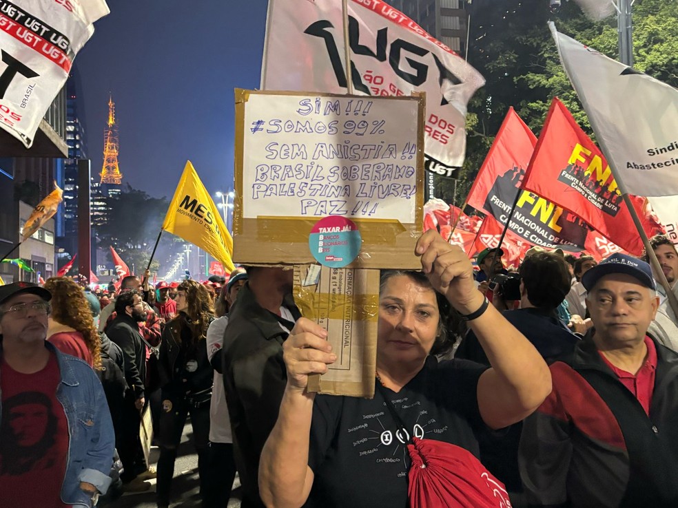 Avenida Paulista tem bloqueio com manifestação contra jornada 6x1 e taxa de Trump nesta quinta (10). — Foto: Klauson Dutra/CBN