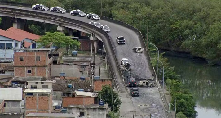 Operação no Complexo de Israel, no Rio, deixa 1 suspeito morto; 8 são presos e 2 fuzis são apreendidos - QTU Questões do Universo