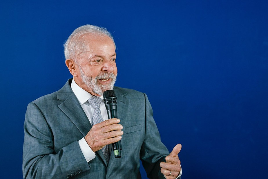 O presidente Luiz Inácio Lula da Silva gesticulando com as mãos durante pronunciamento oficial no Palácio do Planalto.
