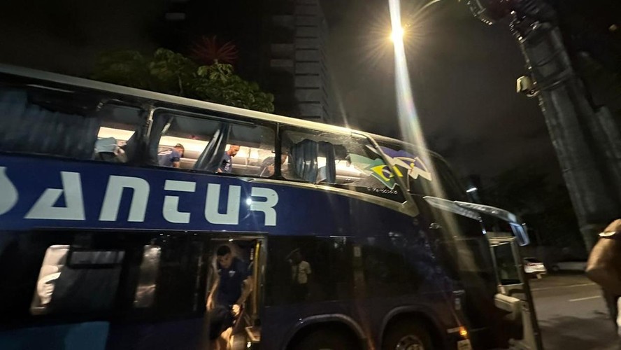 Ônibus que transportava Fortaleza é atacado por torcida do Sport; seis  jogadores foram atingidos | Esporte | cbn