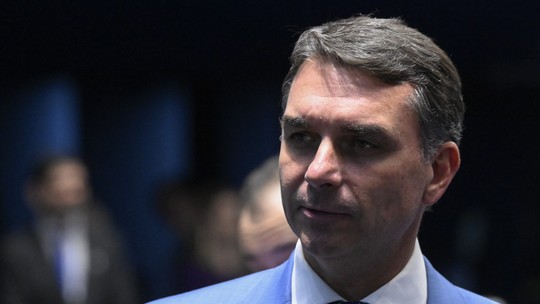 Após empate em pesquisa, Flávio Bolsonaro diz que 'não desistirá do Brasil apesar de farsas e mentiras'