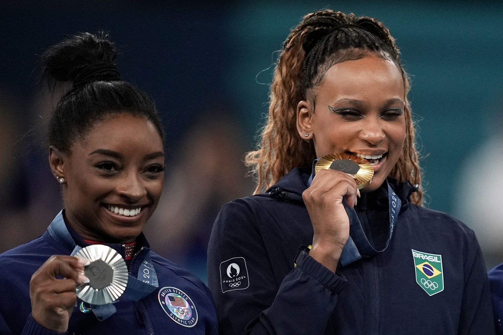 05.08.2024 - Jogos Olímpicos Paris 2024 - Ginástica artística - A ginasta brasileira Rebeca Andrade conquista a medalha de ouro na final do solo.  Simone Biles é prata.  — Foto: Alexandre Loureiro/COB