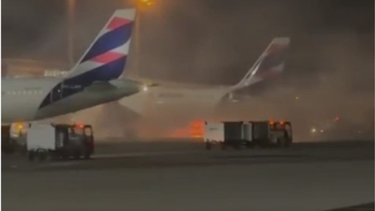Passageiros são retirados de avião após incêndio em veículo de bagagens em Guarulhos; veja vídeos