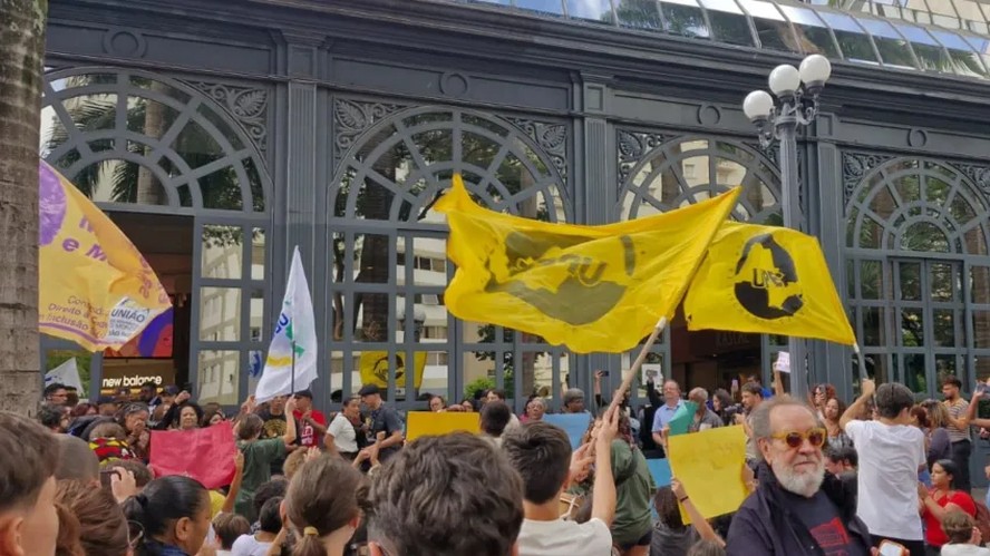 Manifestação em frente ao shopping Pátio Higienópolis, em São Paulo