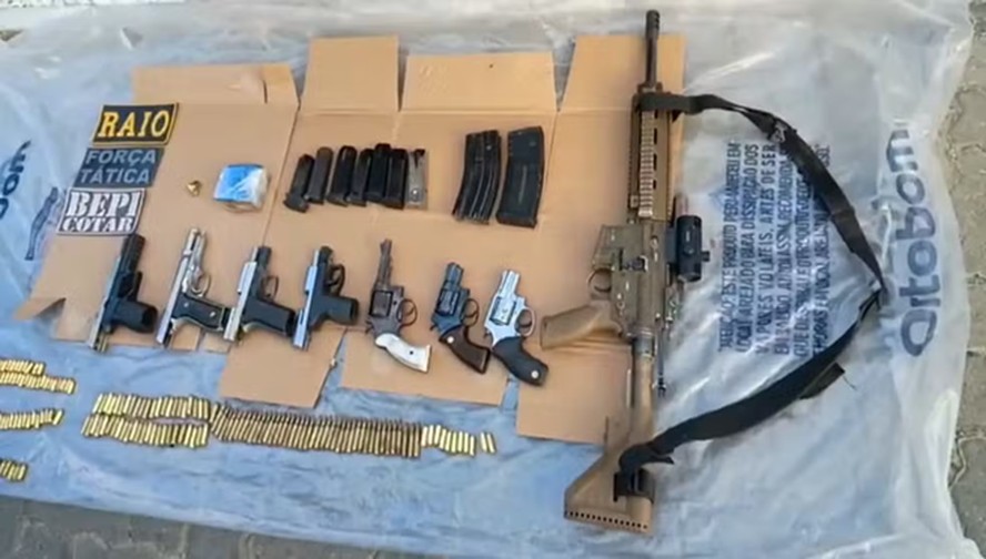 Operação no Ceará resultou na apreensão de um fuzil, pistolas, revólveres, munições e granadas