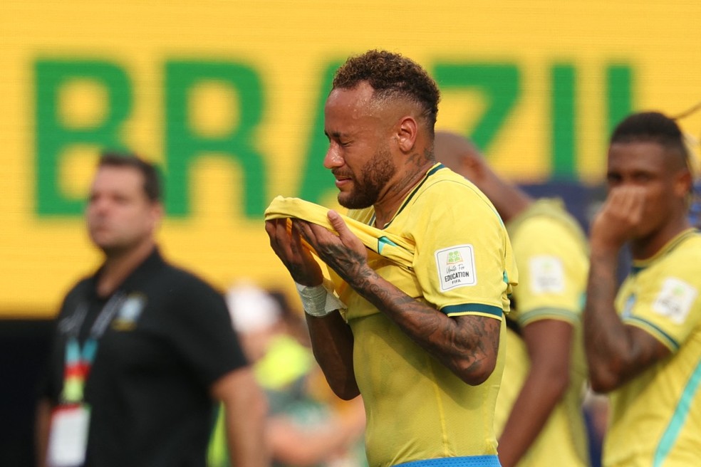 Neymar chora após eliminação do Brasil e despedida da Seleção Brasileira. — Foto: Odd ANDERSEN / AFP