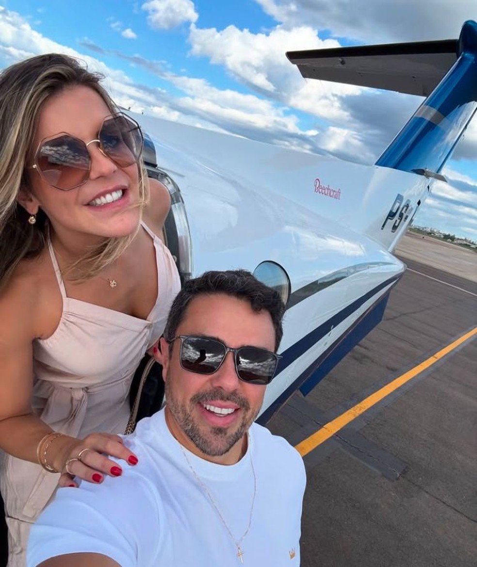 Advogado Márcio Carpena com a esposa no avião. — Foto: Reprodução/Redes Sociais