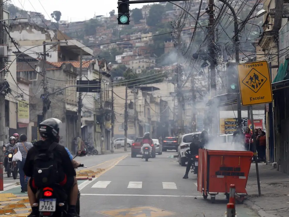 Bandidos armaram barricadas no Catumbi — Foto: Fernando Frazão/Agência Brasil