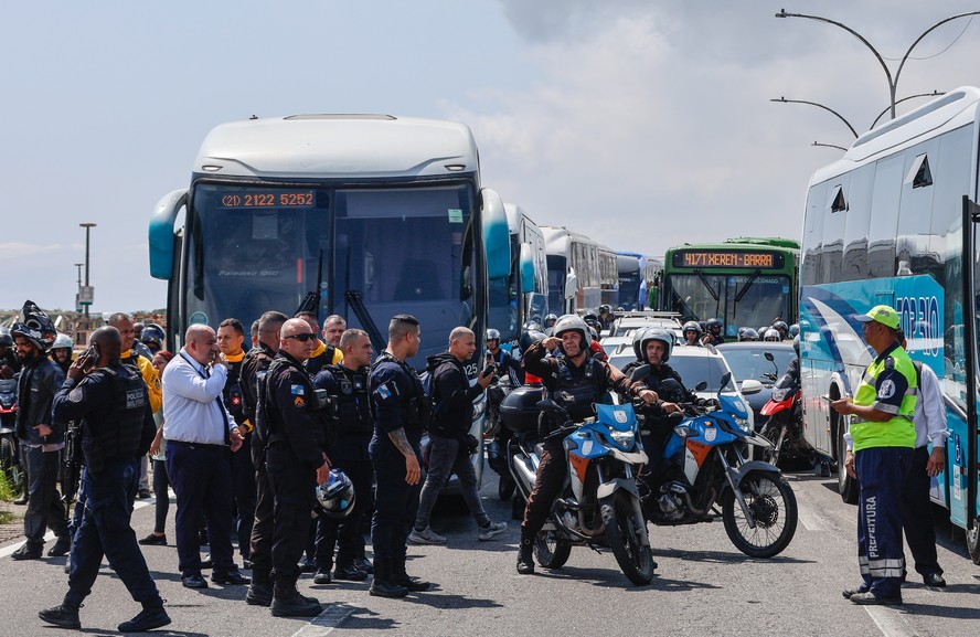 Polícia tenta localizar criminosos que interceptaram dois ônibus de ...