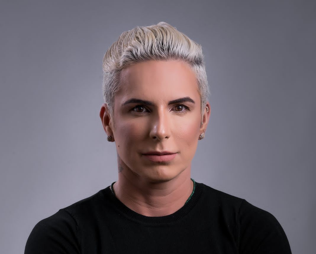 Dentista influencer é denunciada após pacientes sofrerem infecções e deformidades em cirurgias no ES - QTU Questões do Universo