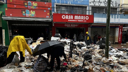 Um dia após nova enchente, comerciantes de Porto Alegre limpam e retiram lixo de prédios