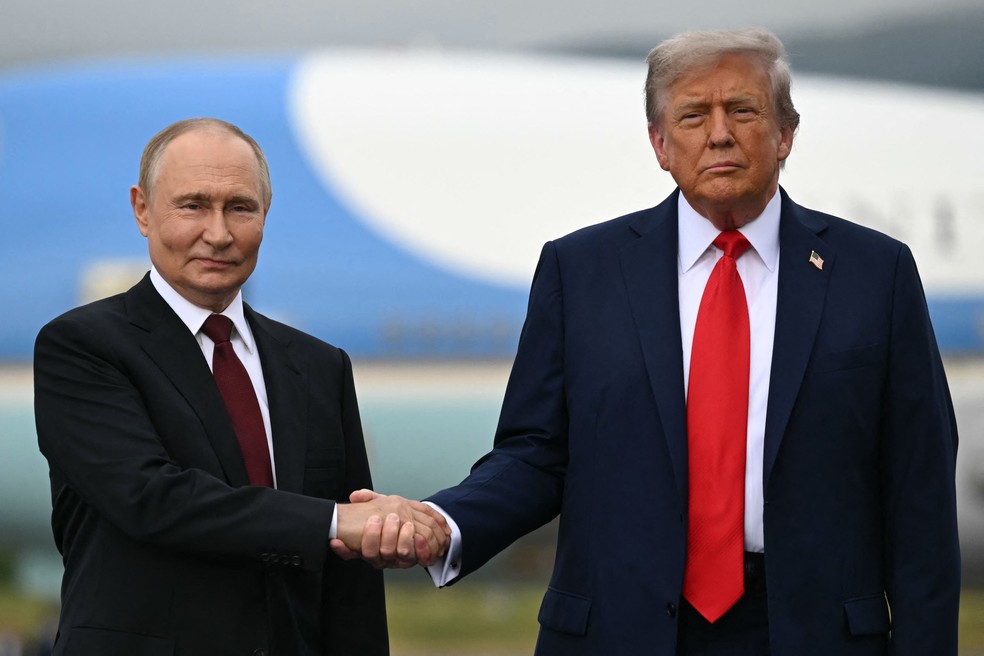 Putin e Trump na Base Conjunta Elmendorf-Richardson, em Anchorage (Alasca) — Foto: ANDREW CABALLERO-REYNOLDS / AFP