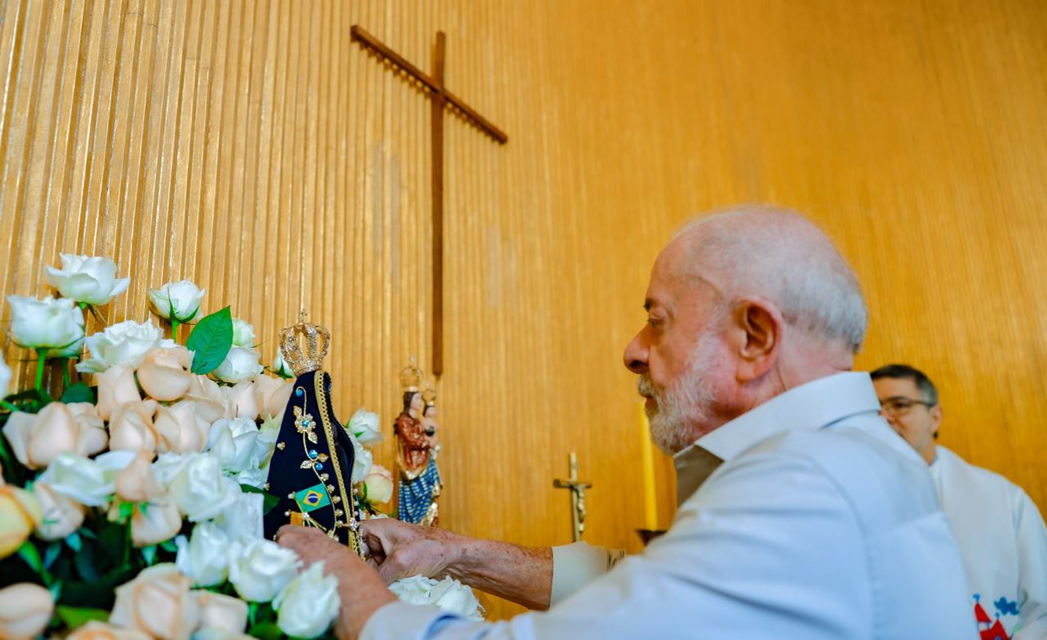 Lula participa de missa em homenagem à Nossa Senhora Aparecida na Alvorada e critica decisões de Nunes Marques
