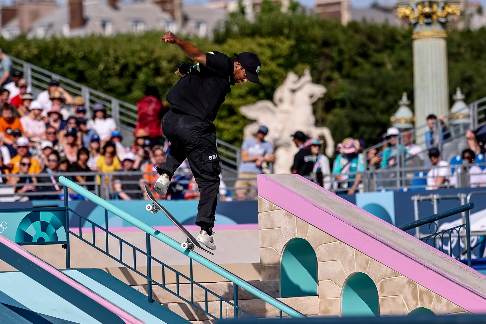 Kelvin Hoefler durante a final masculina do Skate Street nas Olimpíadas de Paris — Foto: Miriam Jeske/COB