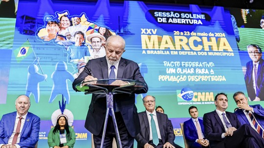 Vaiado na Marcha dos Prefeitos, Lula promete novo prazo para dívidas e mais regras para precatórios