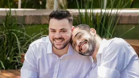 Casal denuncia loja que negou fazer 'convites homossexuais' de casamento