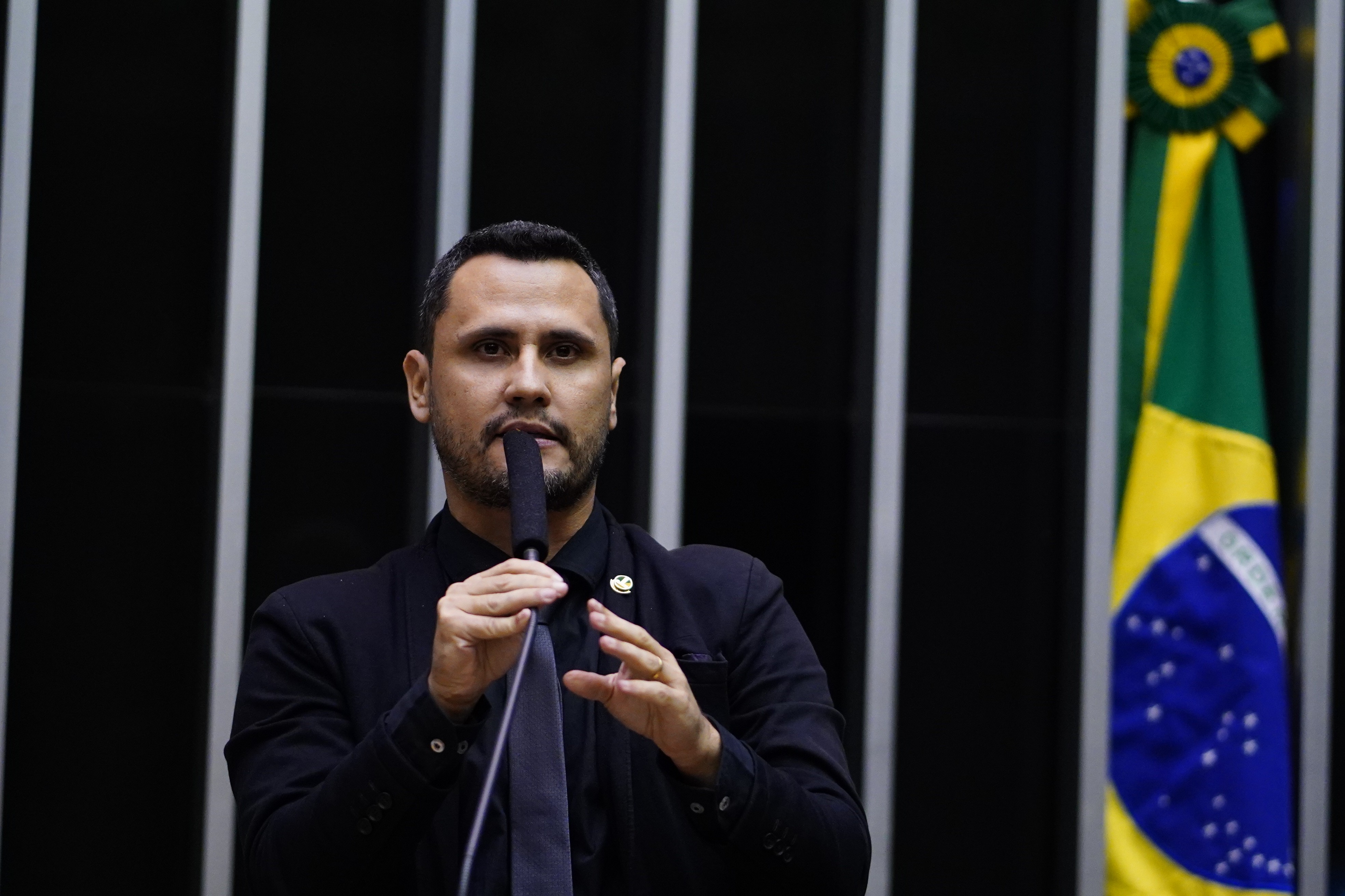 Cleitinho lidera corrida pelo governo de Minas Gerais no 1º e 2º turnos, aponta Quaest